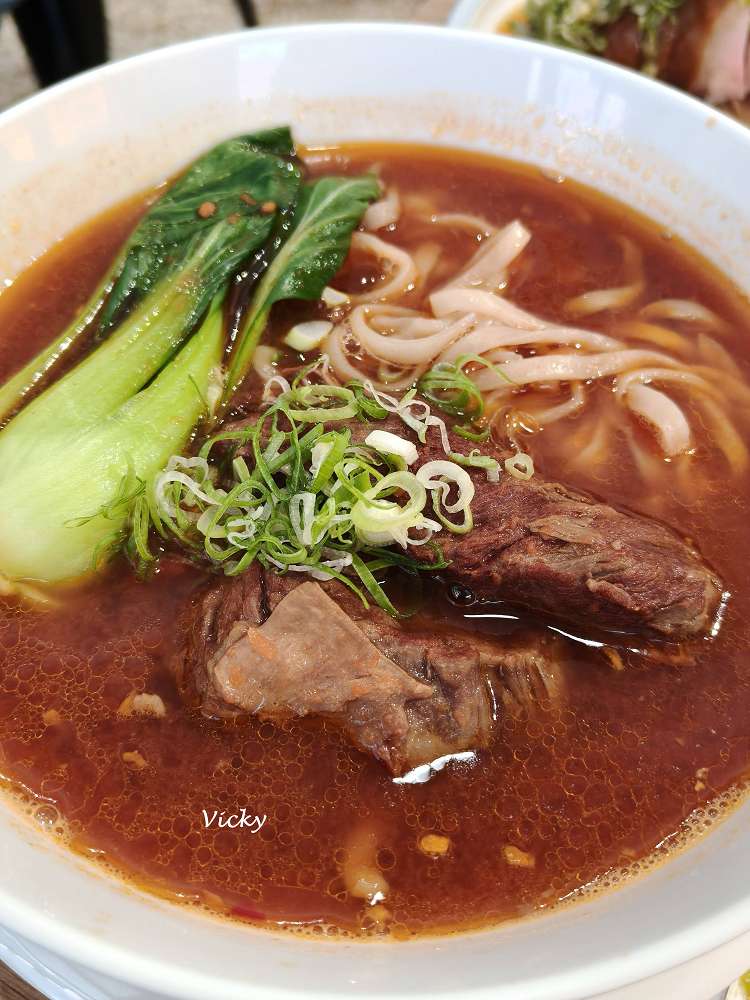 台南中西區美食︱新刀牛肉麵：濃郁番茄湯頭鎖住妳的心！文青風裝潢與必吃港式蔥油雞，附上附近逛街地圖