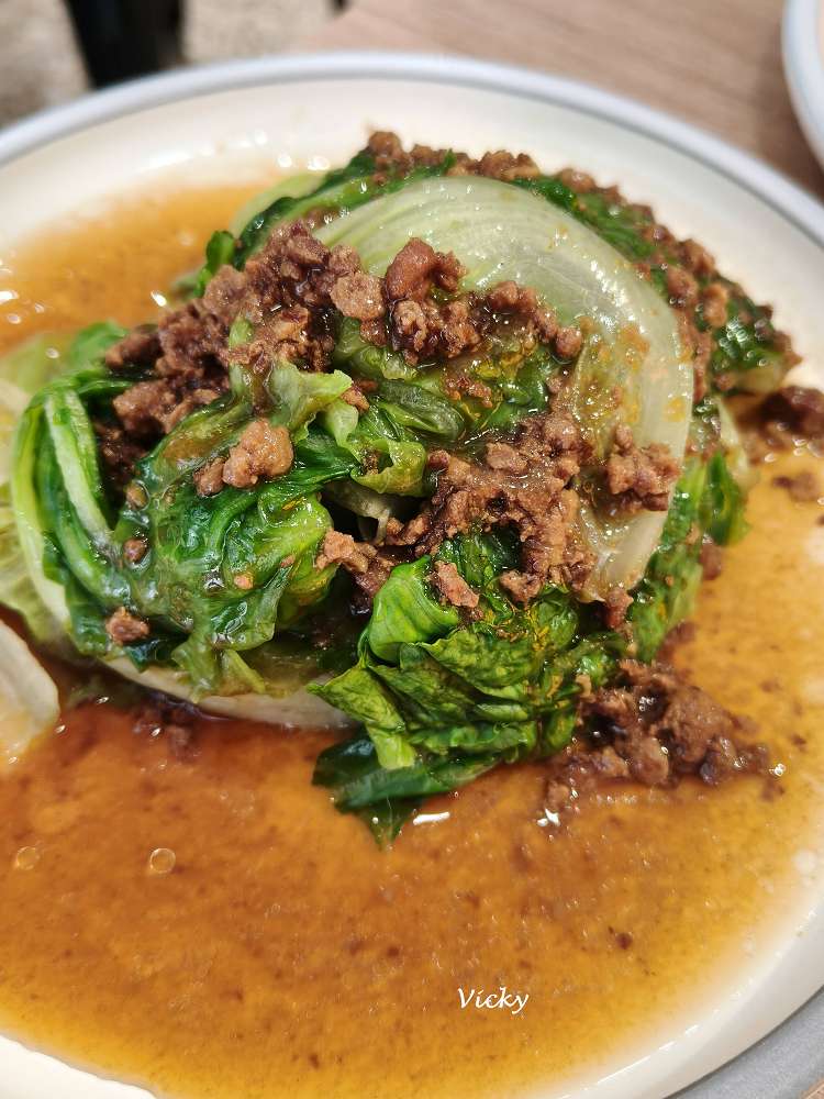 台南中西區美食︱新刀牛肉麵：濃郁番茄湯頭鎖住妳的心！文青風裝潢與必吃港式蔥油雞，附上附近逛街地圖