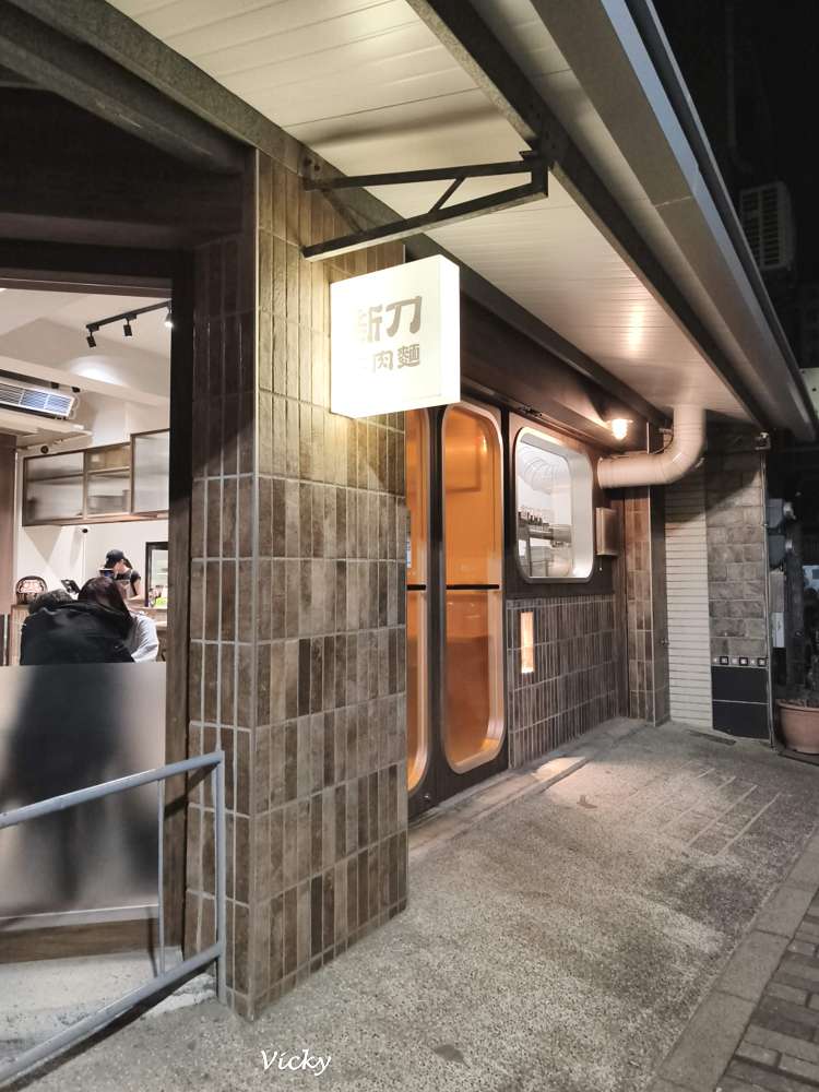 台南中西區美食︱新刀牛肉麵：濃郁番茄湯頭鎖住妳的心！文青風裝潢與必吃港式蔥油雞，附上附近逛街地圖