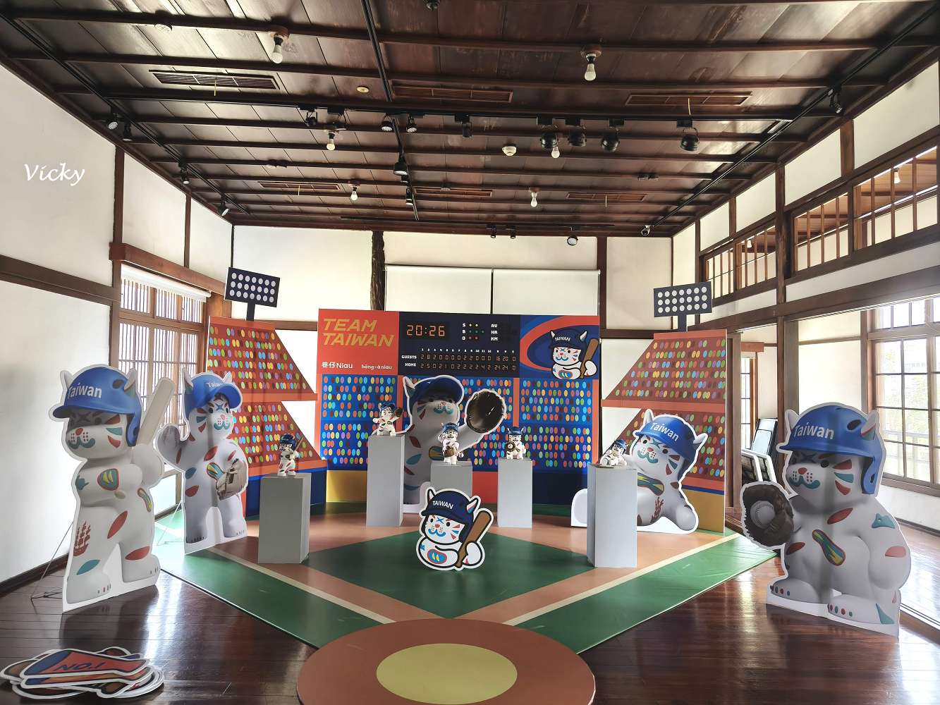 台南旅遊推薦︱愛國婦人館：百年建築裡的可愛奇遇，巷仔Niau棒球特展，只送不賣的菜奇鴨、夜奇鴨抽獎