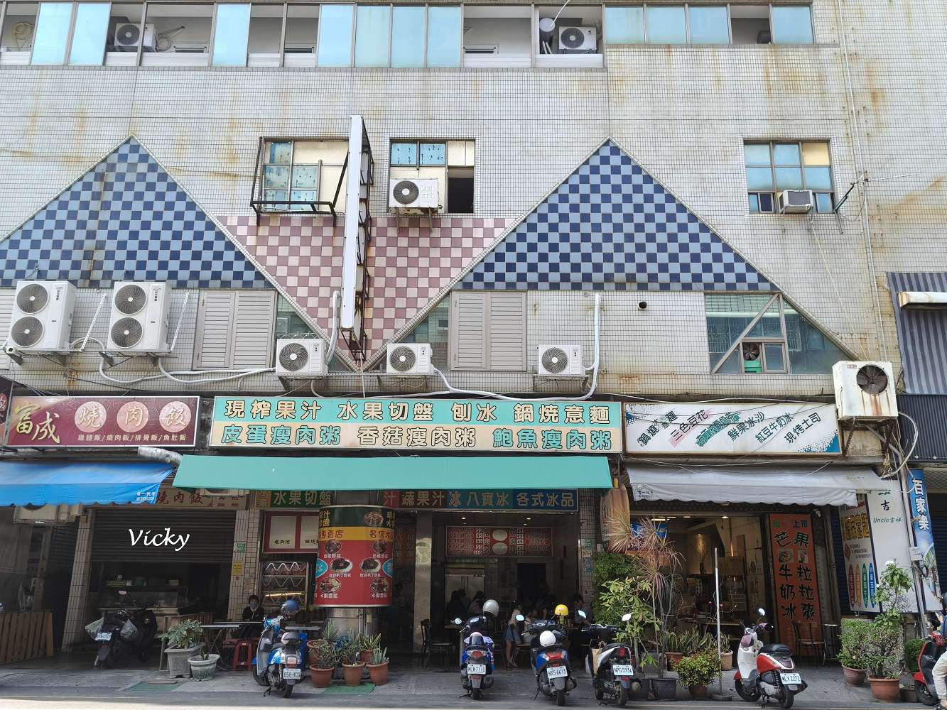 台南南區︱文南路必吃美食：名信木瓜牛奶專賣店與嘉豬牌 嘉義黑香腸，超高 CP 值銅板價餐點！