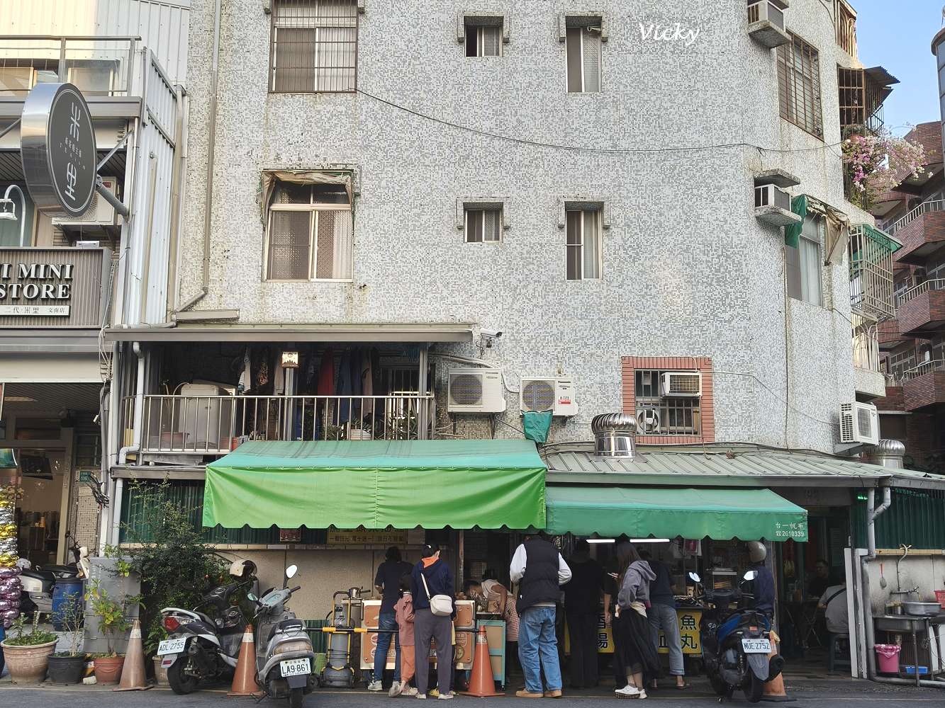 台南文南路排隊美食：一中街大輪紅豆餅與關東煮香腸大腸攤，下午點心鹹甜一次滿足！