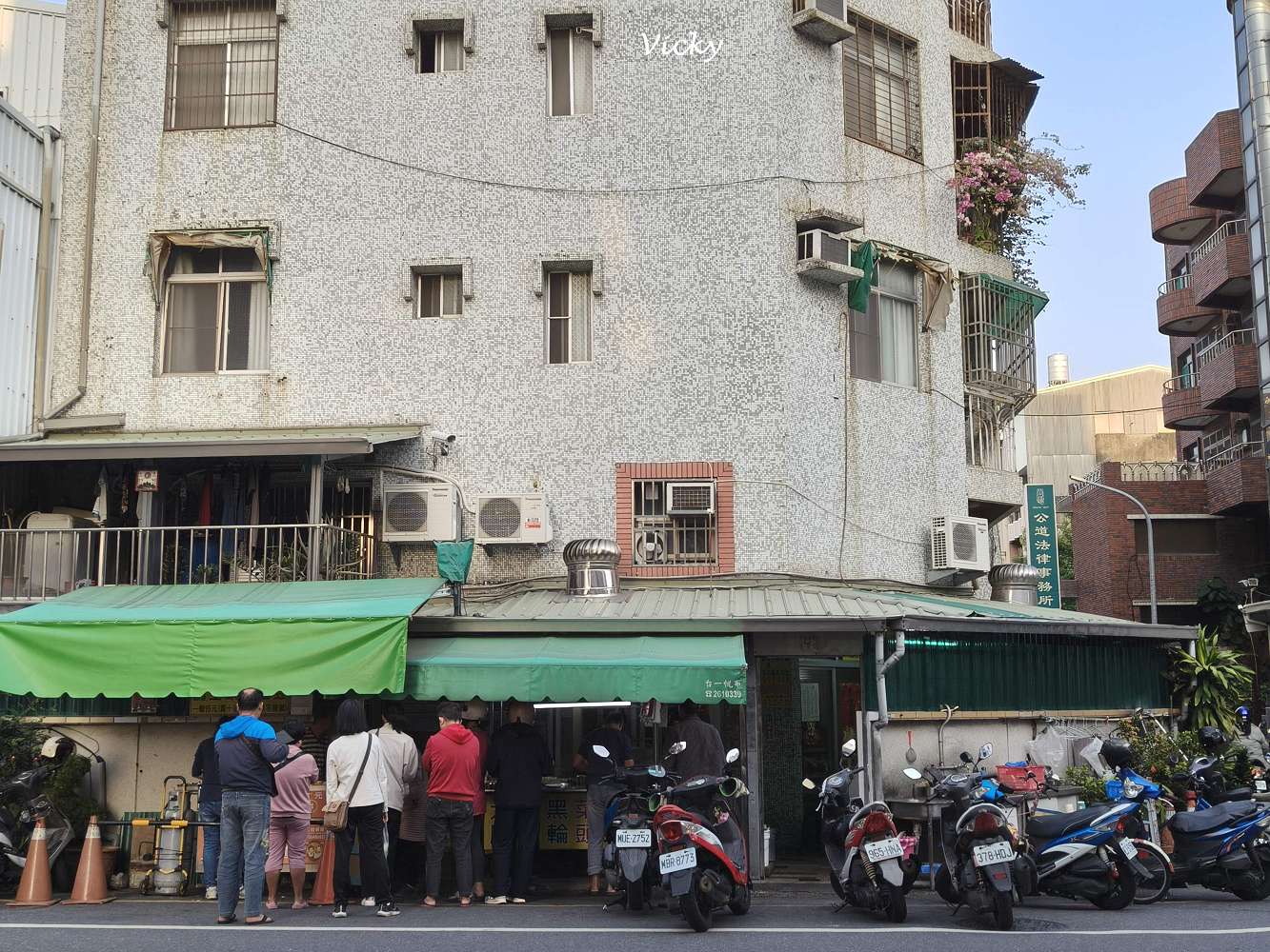 台南文南路排隊美食：一中街大輪紅豆餅與關東煮香腸大腸攤，下午點心鹹甜一次滿足！