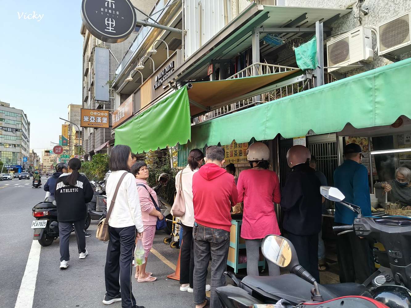 台南文南路排隊美食：一中街大輪紅豆餅與關東煮香腸大腸攤，下午點心鹹甜一次滿足！