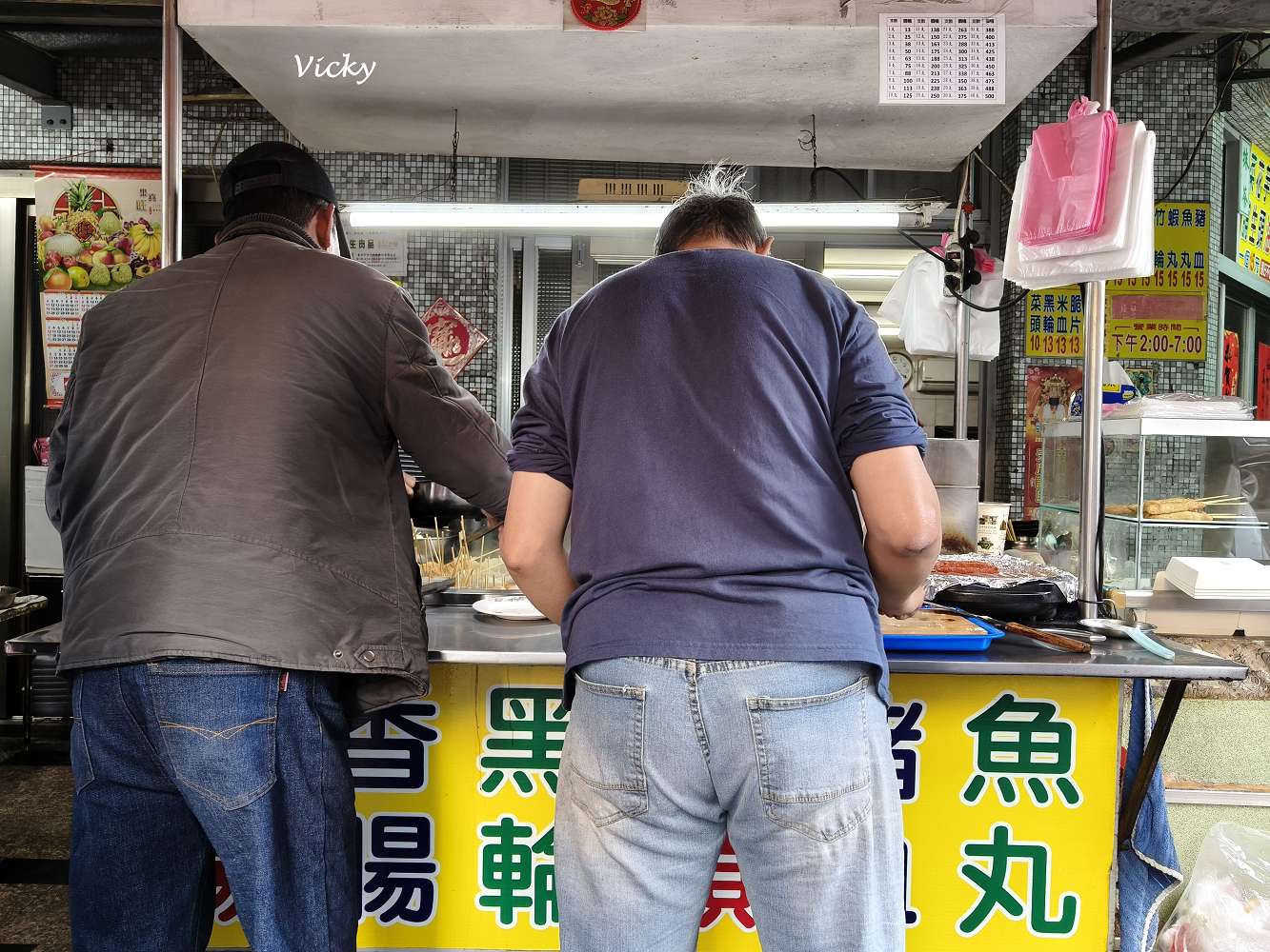 台南文南路排隊美食：一中街大輪紅豆餅與關東煮香腸大腸攤，下午點心鹹甜一次滿足！