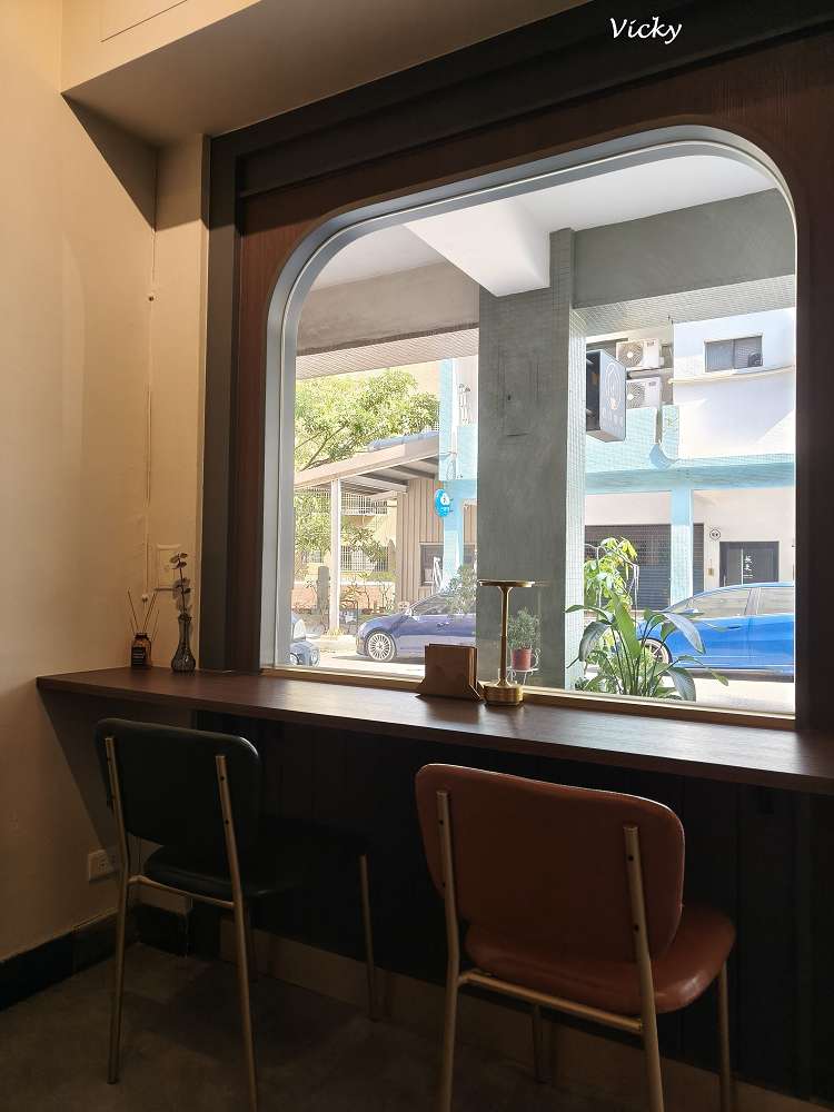 台南北區咖啡廳｜股倉咖啡 STOCK COFFEE：看盤累了嗎？來這喝杯「漲停板」咖啡吧！蘋安美式喝起來！