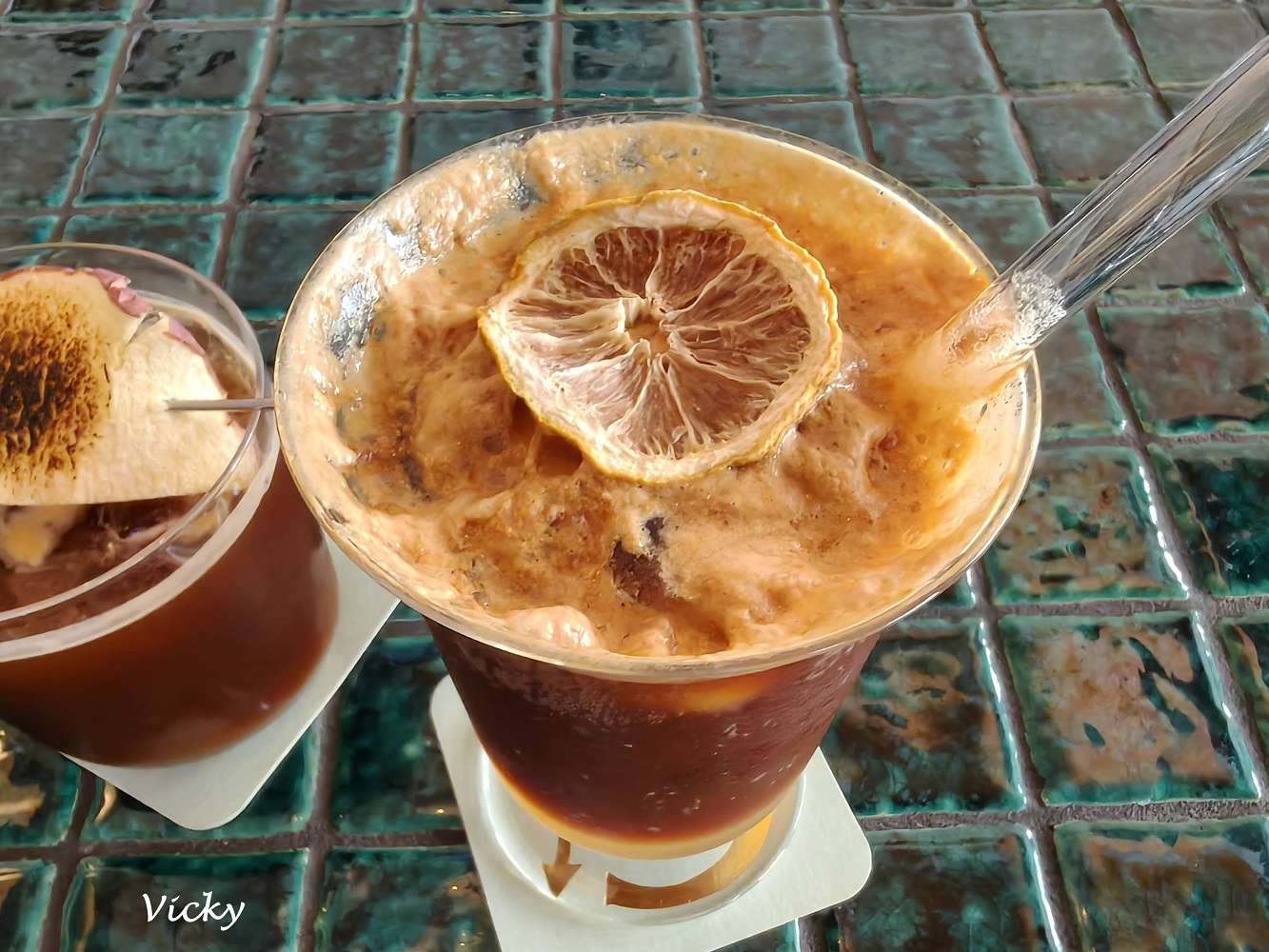 台南北區咖啡廳｜股倉咖啡 STOCK COFFEE：看盤累了嗎？來這喝杯「漲停板」咖啡吧！蘋安美式喝起來！