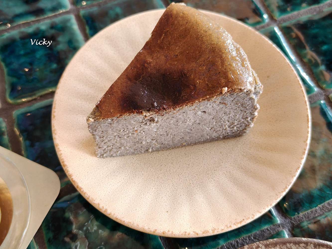 台南北區咖啡廳｜股倉咖啡 STOCK COFFEE：看盤累了嗎？來這喝杯「漲停板」咖啡吧！蘋安美式喝起來！