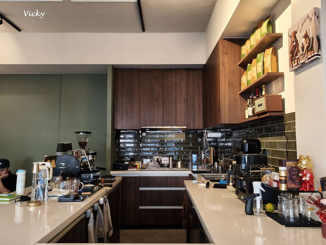 台南北區咖啡廳｜股倉咖啡 STOCK COFFEE：看盤累了嗎？來這喝杯「漲停板」咖啡吧！蘋安美式喝起來！