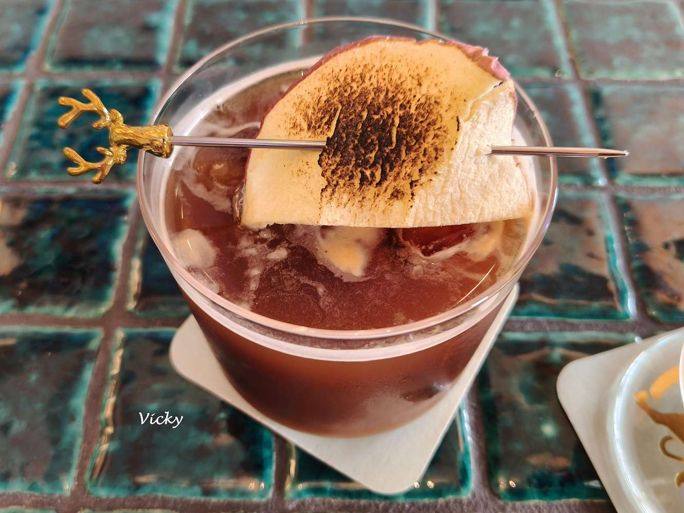 台南北區咖啡廳｜股倉咖啡 STOCK COFFEE：看盤累了嗎？來這喝杯「漲停板」咖啡吧！蘋安美式喝起來！