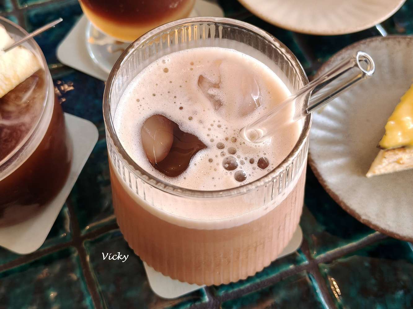 台南北區咖啡廳｜股倉咖啡 STOCK COFFEE：看盤累了嗎？來這喝杯「漲停板」咖啡吧！蘋安美式喝起來！