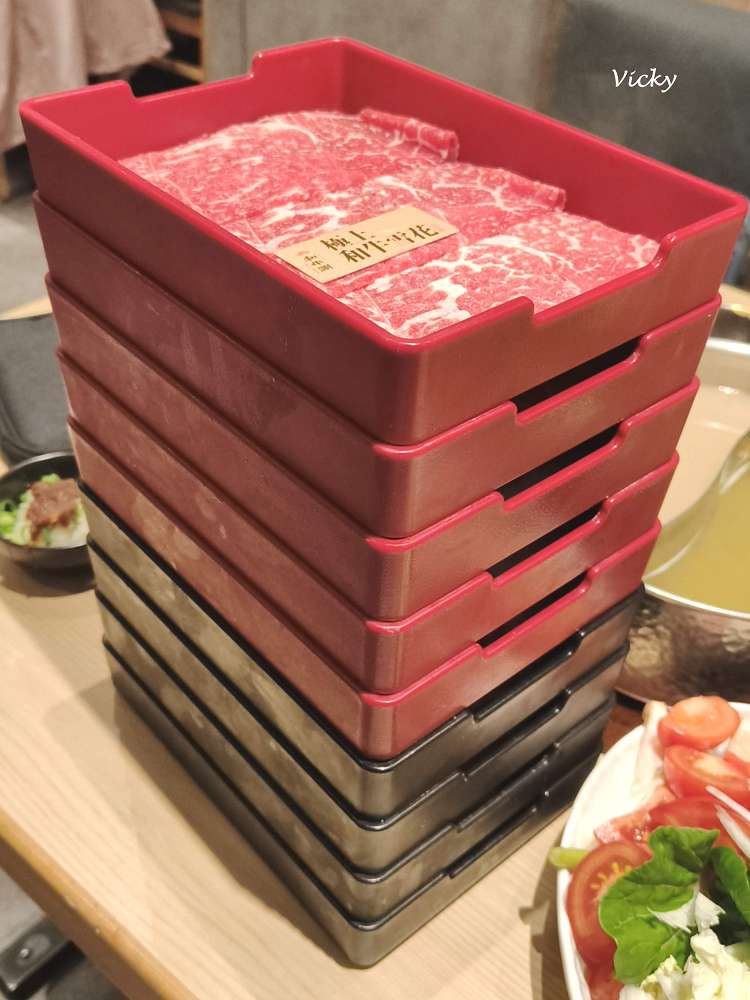 嘉義火鍋推薦｜和牛涮 日式鍋物放題 嘉義垂楊店：768 元套餐，極上和牛雪花吃到飽，小資也能實現和牛自由！