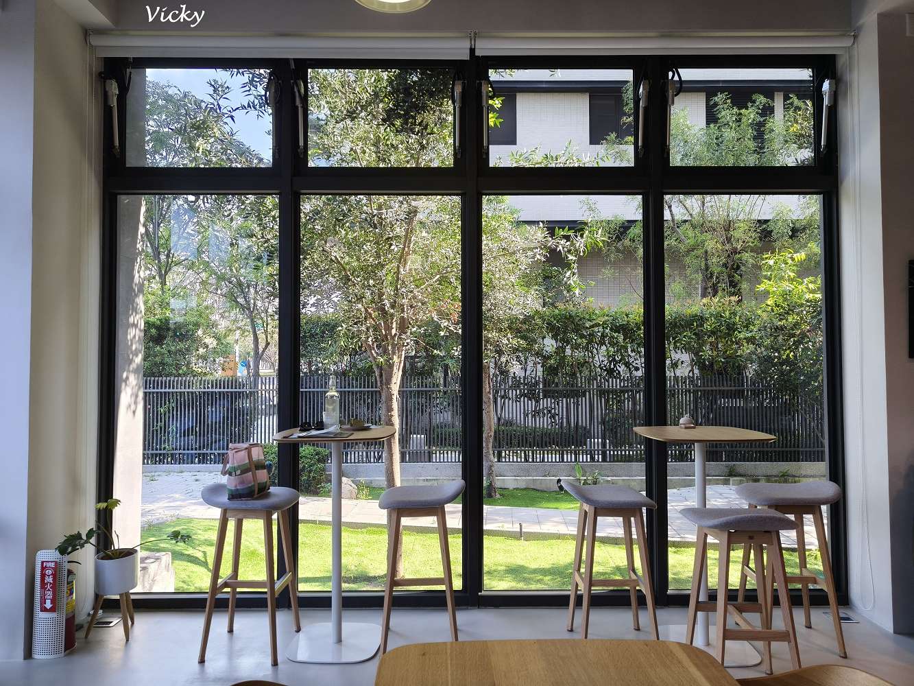 2026 台南下午茶推薦｜艾雷重擊：台南南區水交社路上的微醺圖書館，不限時高質感咖啡與甜點空間