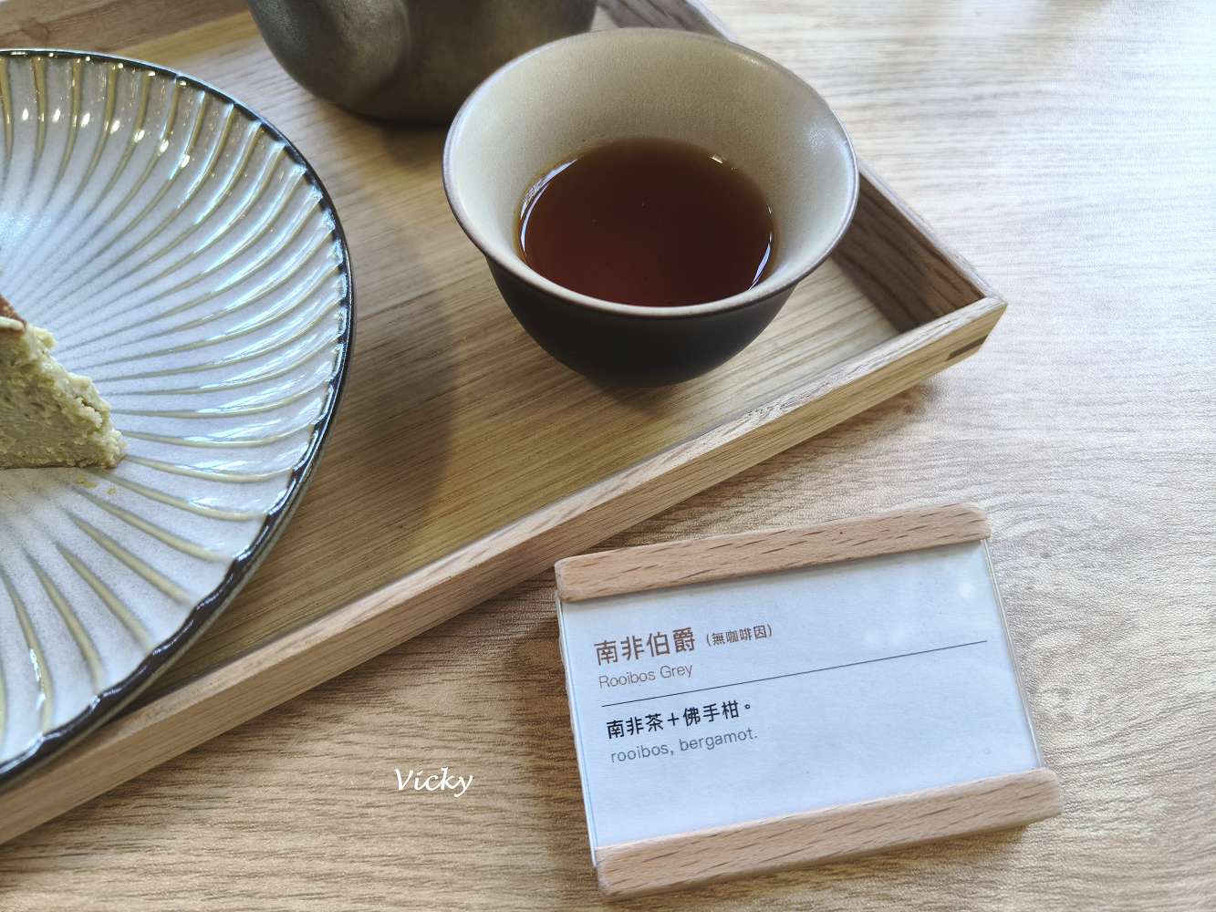 2026 台南下午茶推薦｜艾雷重擊：台南南區水交社路上的微醺圖書館，不限時高質感咖啡與甜點空間