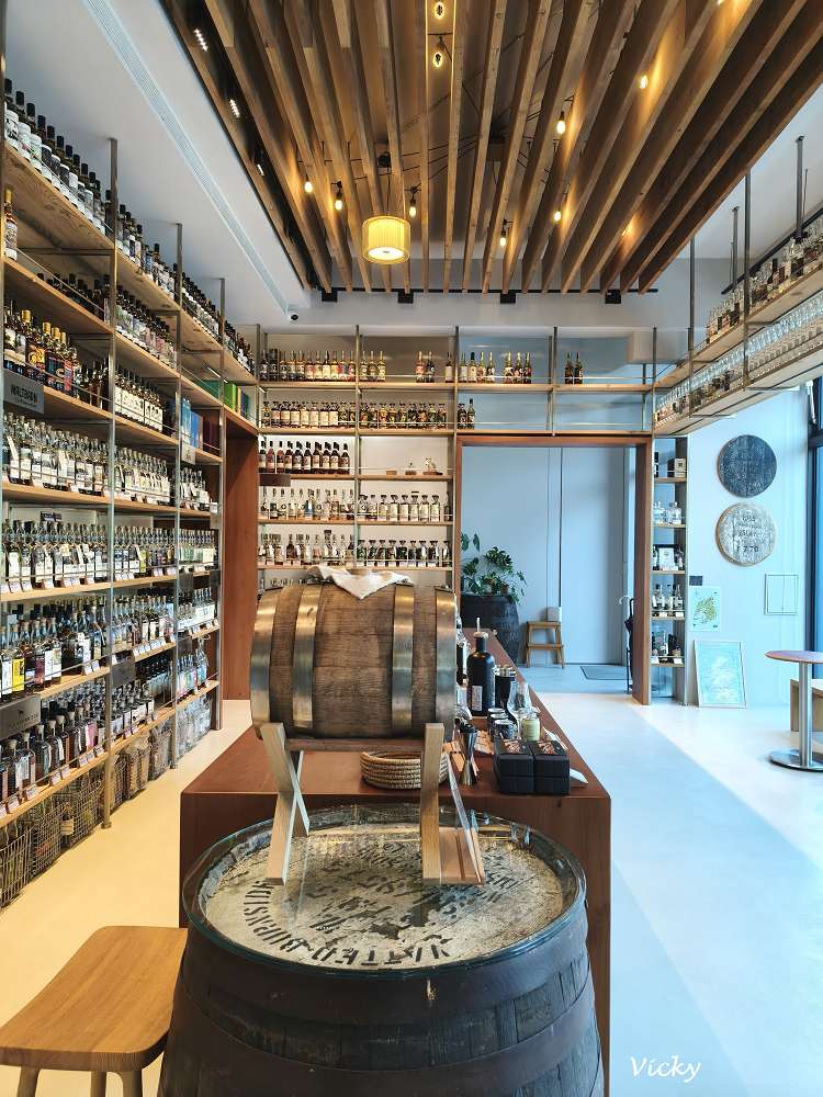 2026 台南下午茶推薦｜艾雷重擊：台南南區水交社路上的微醺圖書館，不限時高質感咖啡與甜點空間