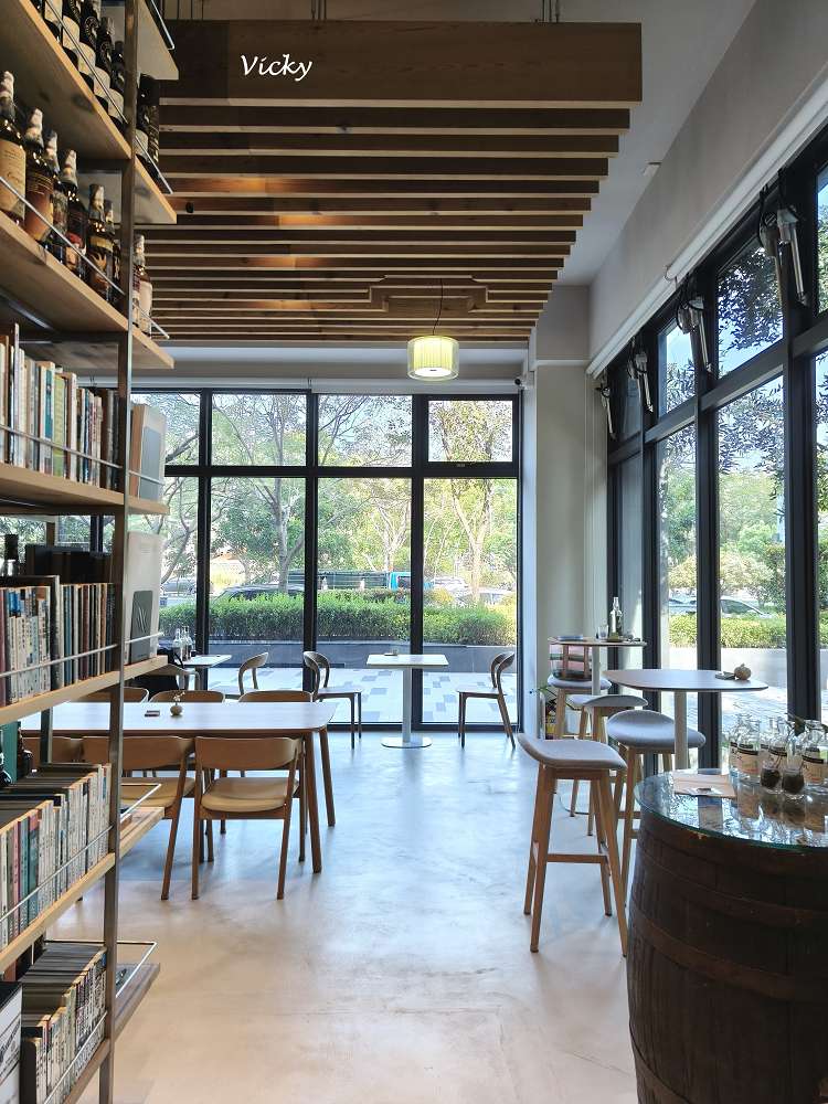 2026 台南下午茶推薦｜艾雷重擊：台南南區水交社路上的微醺圖書館，不限時高質感咖啡與甜點空間