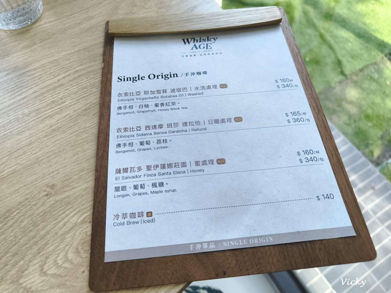 2026 台南下午茶推薦｜艾雷重擊：台南南區水交社路上的微醺圖書館，不限時高質感咖啡與甜點空間