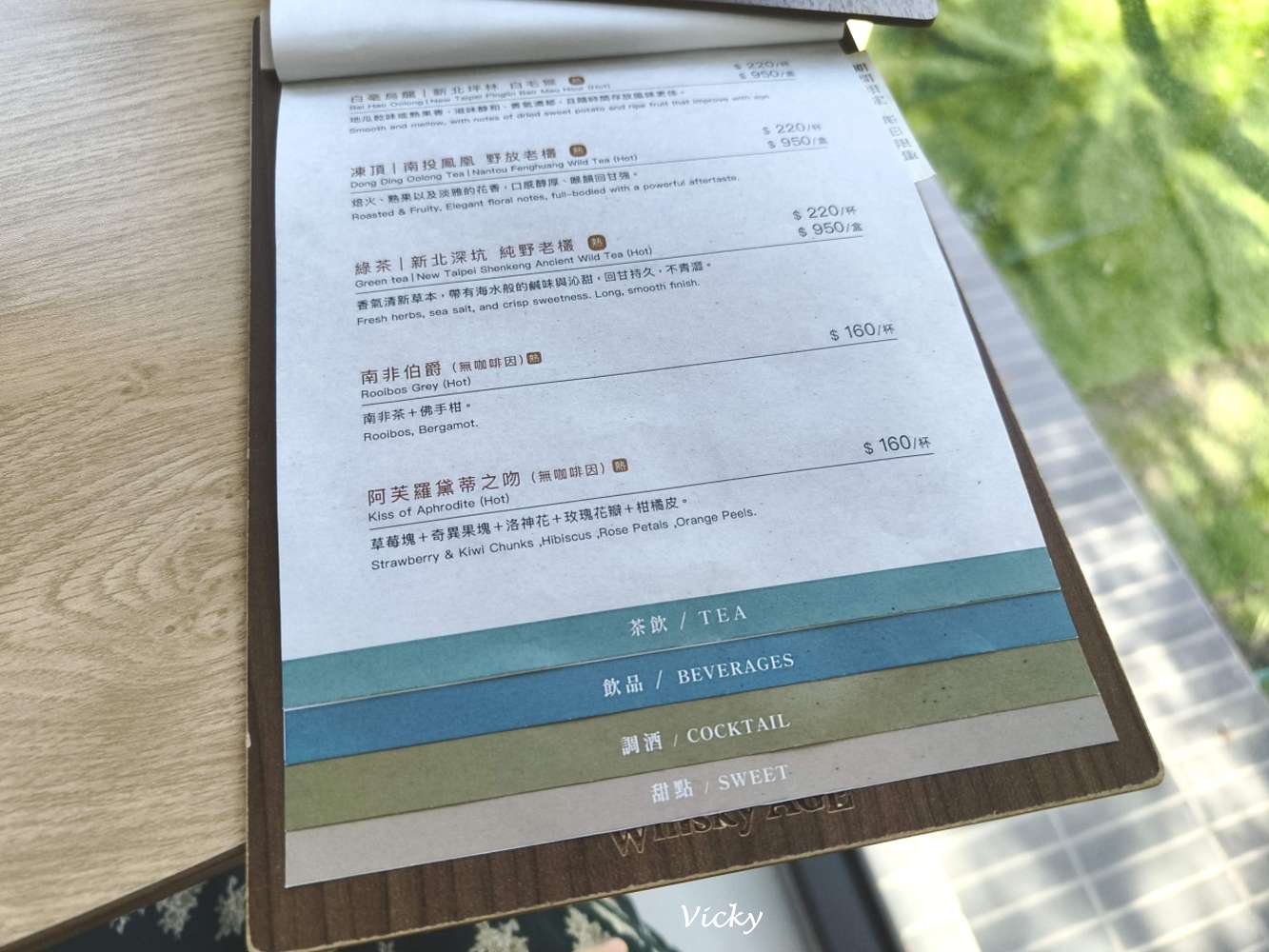 2026 台南下午茶推薦｜艾雷重擊：台南南區水交社路上的微醺圖書館，不限時高質感咖啡與甜點空間