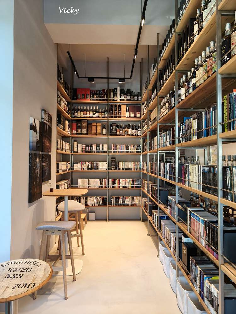 2026 台南下午茶推薦｜艾雷重擊：台南南區水交社路上的微醺圖書館，不限時高質感咖啡與甜點空間