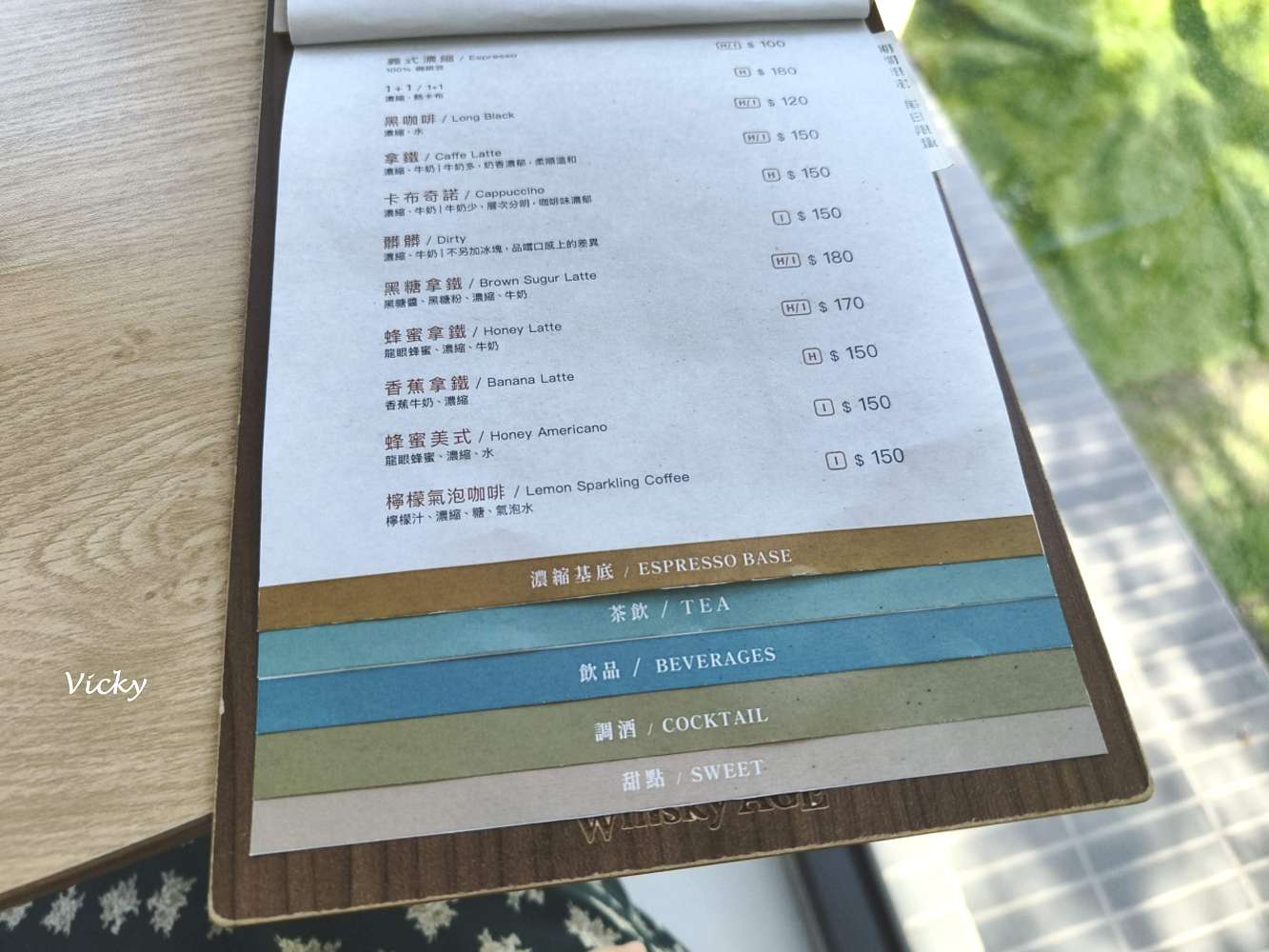 2026 台南下午茶推薦｜艾雷重擊：台南南區水交社路上的微醺圖書館，不限時高質感咖啡與甜點空間