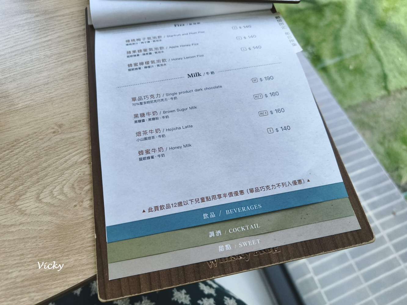 2026 台南下午茶推薦｜艾雷重擊：台南南區水交社路上的微醺圖書館，不限時高質感咖啡與甜點空間