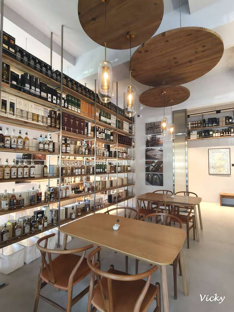 2026 台南下午茶推薦｜艾雷重擊：台南南區水交社路上的微醺圖書館，不限時高質感咖啡與甜點空間