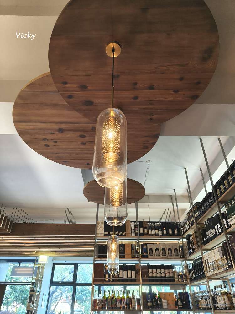 2026 台南下午茶推薦｜艾雷重擊：台南南區水交社路上的微醺圖書館，不限時高質感咖啡與甜點空間