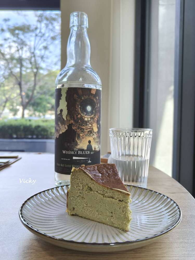 2026 台南下午茶推薦｜艾雷重擊：台南南區水交社路上的微醺圖書館，不限時高質感咖啡與甜點空間