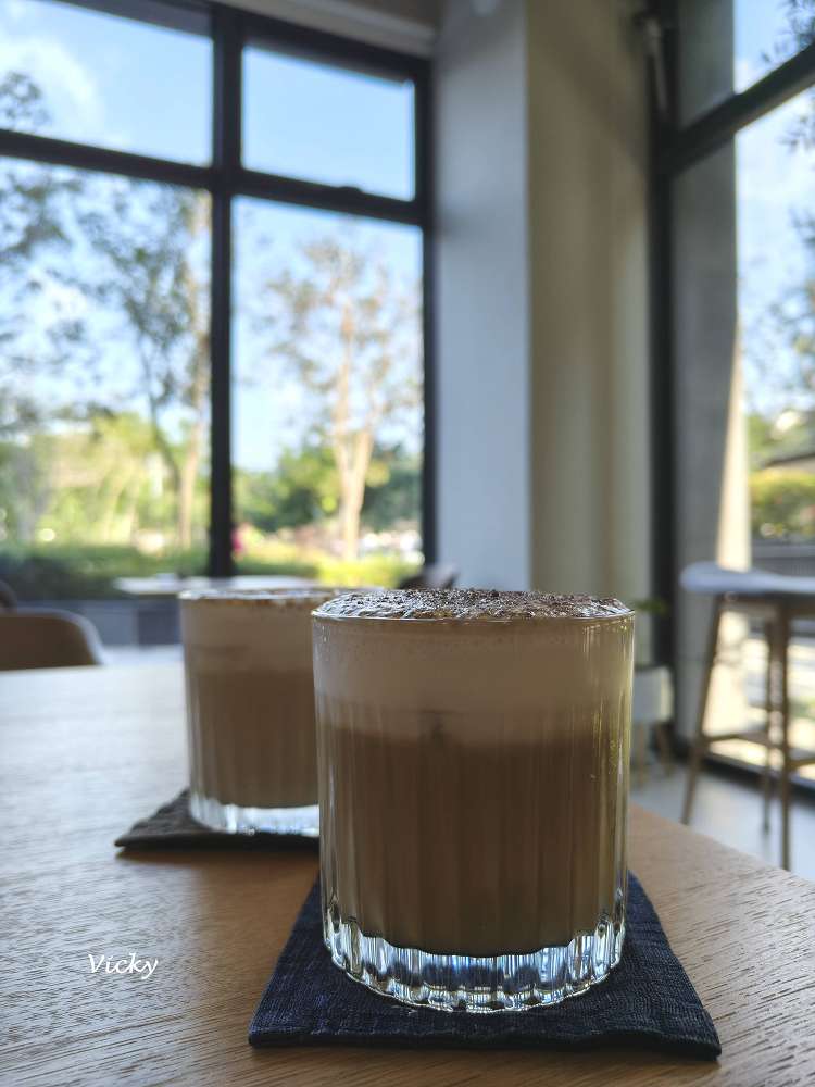 2026 台南下午茶推薦｜艾雷重擊：台南南區水交社路上的微醺圖書館，不限時高質感咖啡與甜點空間