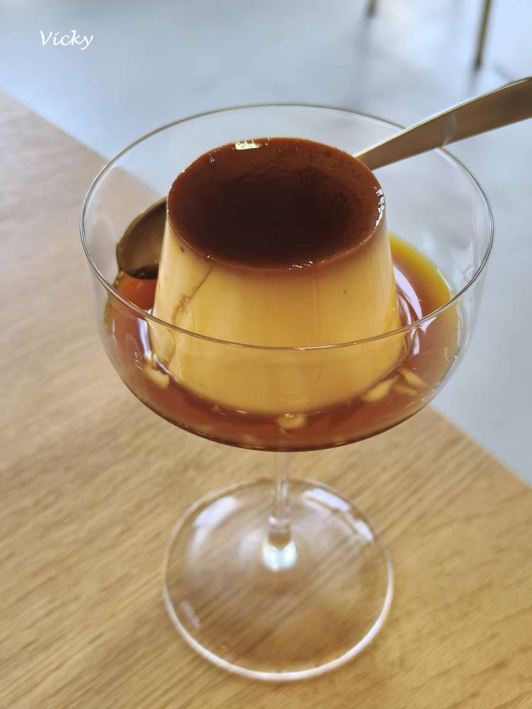 2026 台南下午茶推薦｜艾雷重擊：台南南區水交社路上的微醺圖書館，不限時高質感咖啡與甜點空間