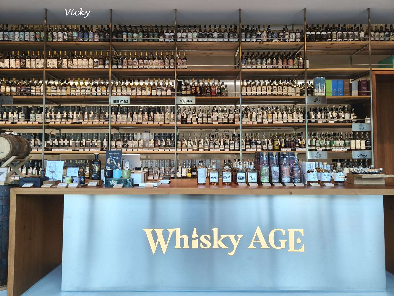 2026 台南下午茶推薦｜艾雷重擊：台南南區水交社路上的微醺圖書館，不限時高質感咖啡與甜點空間