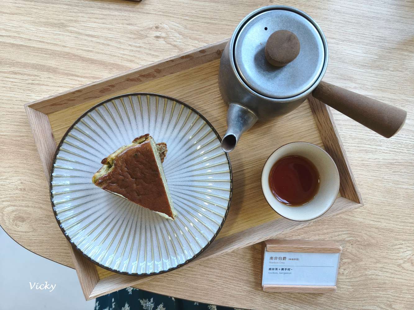 2026 台南下午茶推薦｜艾雷重擊：台南南區水交社路上的微醺圖書館，不限時高質感咖啡與甜點空間