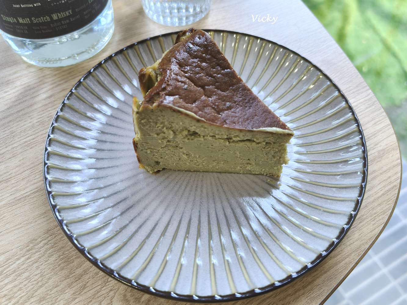 2026 台南下午茶推薦｜艾雷重擊：台南南區水交社路上的微醺圖書館，不限時高質感咖啡與甜點空間