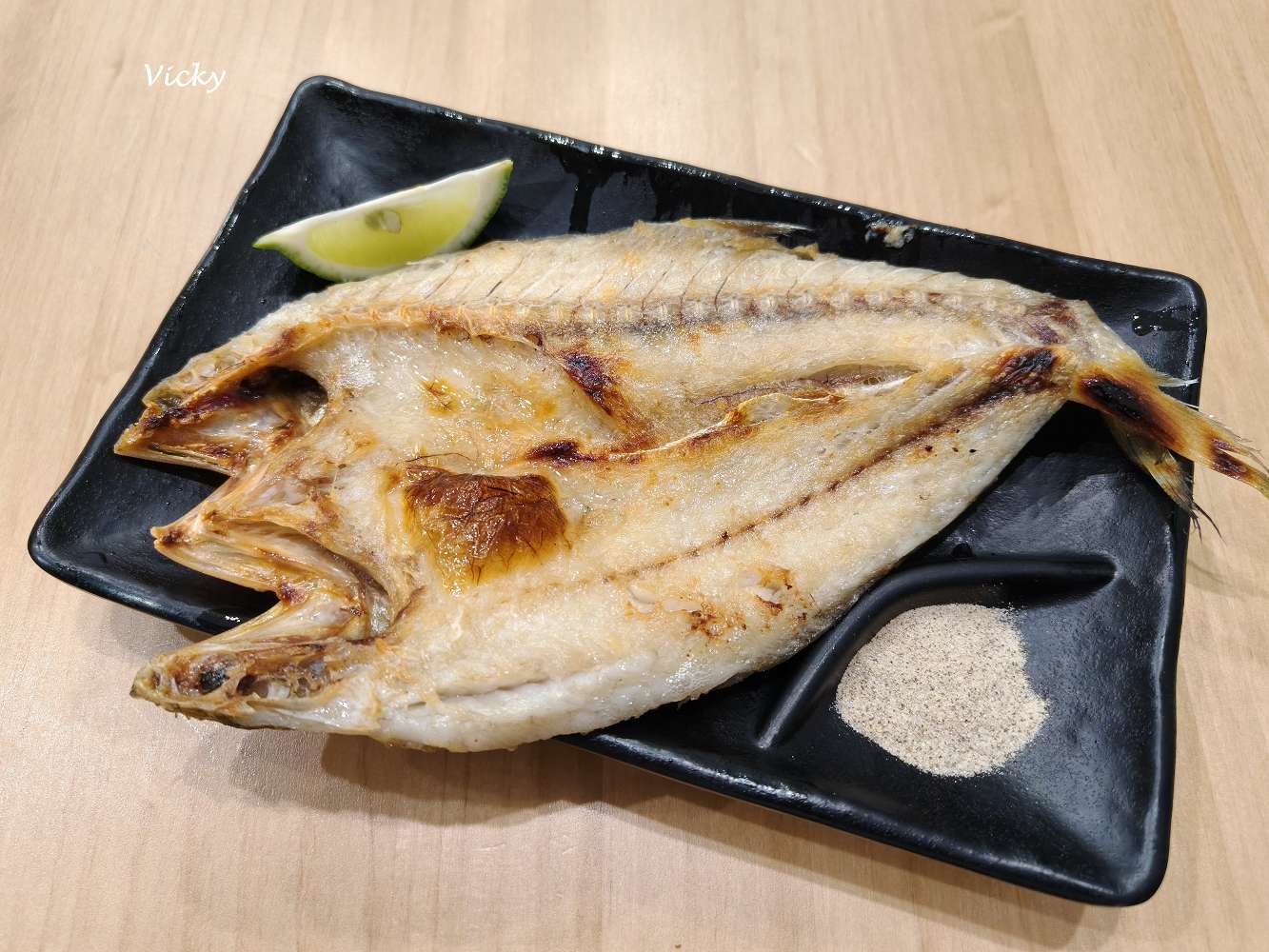 台南美食︱御壽屋：必吃炙燒鮭魚與一夜干，溫馨感爆棚的家庭料理，附菜單