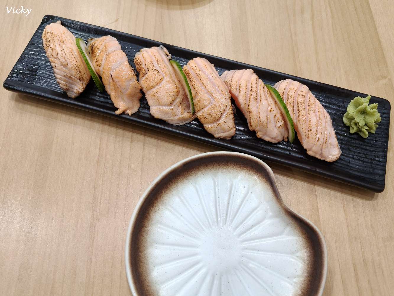 台南美食︱御壽屋：必吃炙燒鮭魚與一夜干，溫馨感爆棚的家庭料理，附菜單