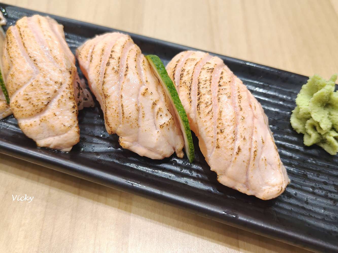 網站近期文章：台南美食︱御壽屋：必吃炙燒鮭魚與一夜干，溫馨感爆棚的家庭料理，附菜單