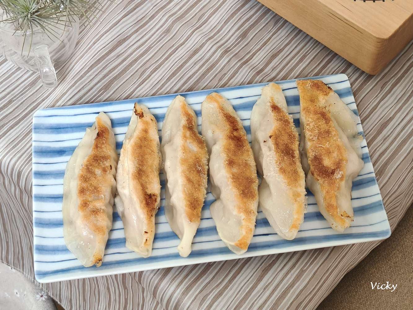 網站近期文章：台南東區美食︱王記鍋貼 專賣店：超驚豔金黃冰花鍋貼！外酥內爆汁、完美鮮肉蔬菜比例，在地人激推的銅板美味，附菜單