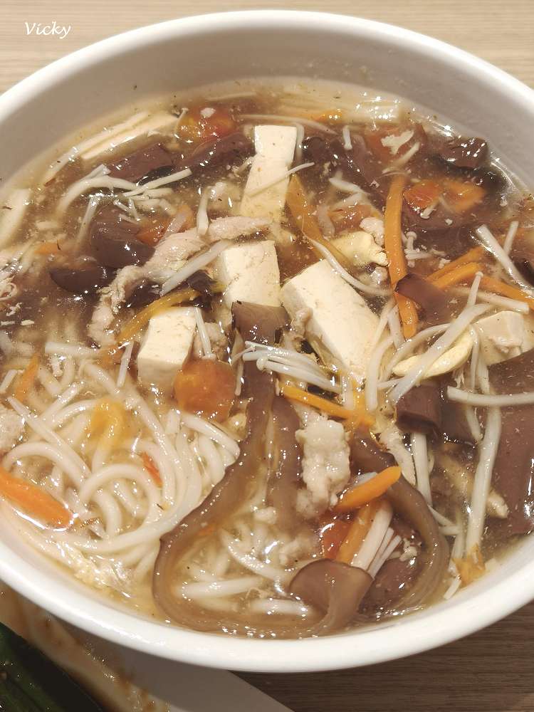 台南中西區美食︱火車站前中山路「九初 流心脆皮煎餃」，環境舒適、上菜迅速，趕時間的美味救星！
