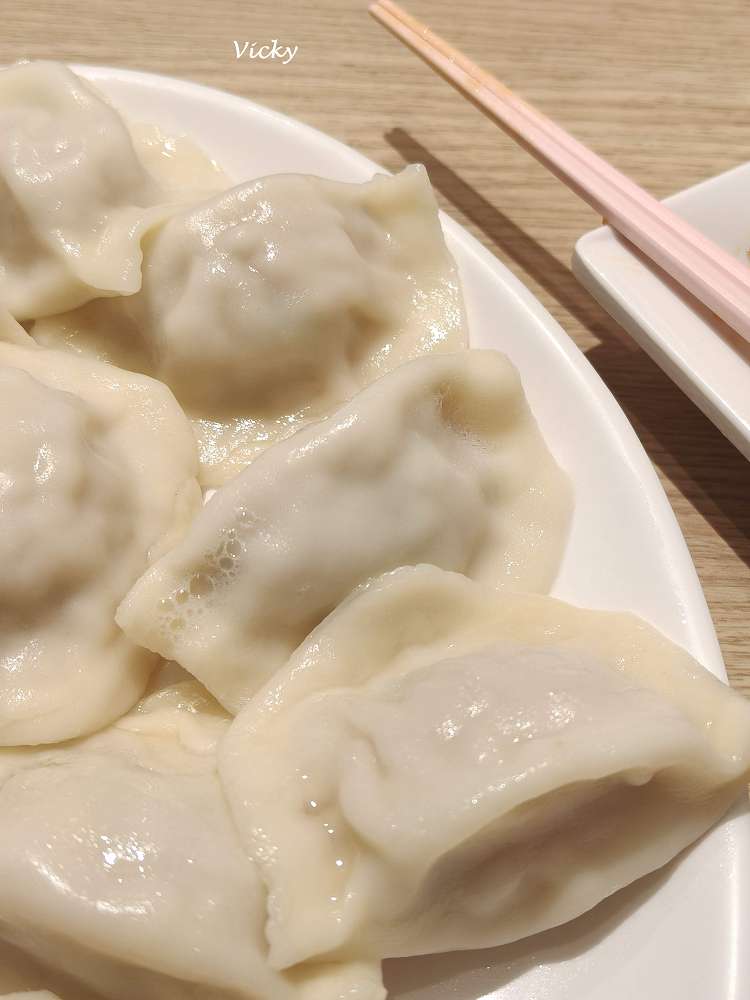 台南中西區美食︱火車站前中山路「九初 流心脆皮煎餃」，環境舒適、上菜迅速，趕時間的美味救星！