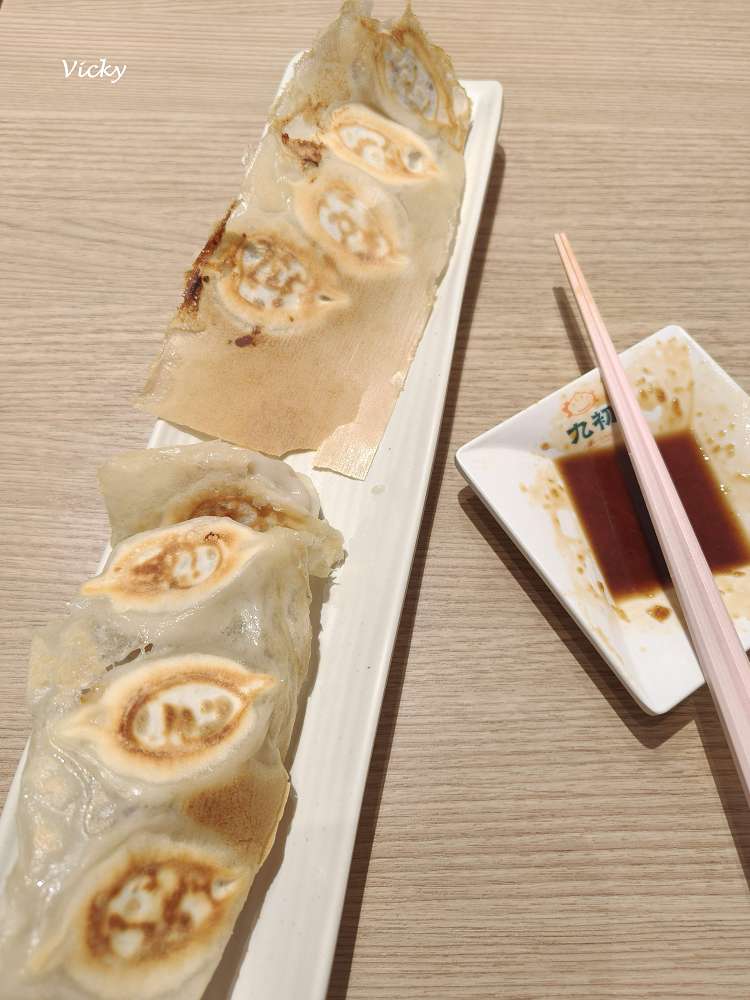 台南中西區美食︱火車站前中山路「九初 流心脆皮煎餃」，環境舒適、上菜迅速，趕時間的美味救星！