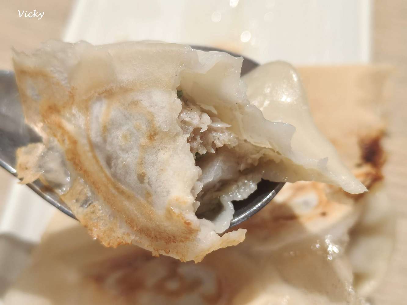 台南中西區美食︱火車站前中山路「九初 流心脆皮煎餃」，環境舒適、上菜迅速，趕時間的美味救星！