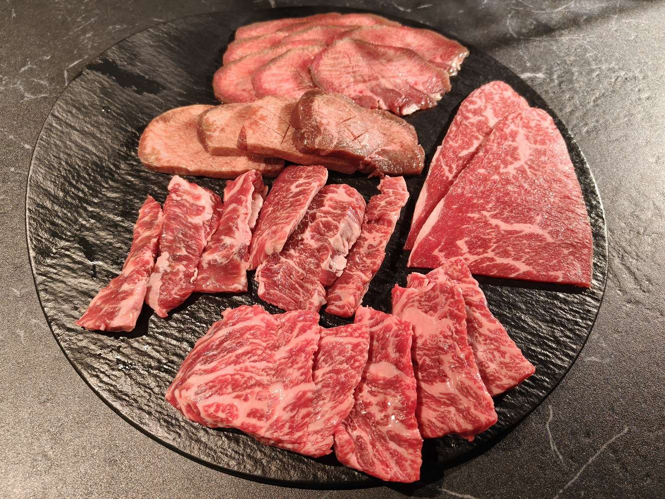 台南燒肉︱灼花燒肉Hibana × 深煙酒吧Shinen：美術館旁，暗黑系質感與白色夢幻甜點的強烈對比！