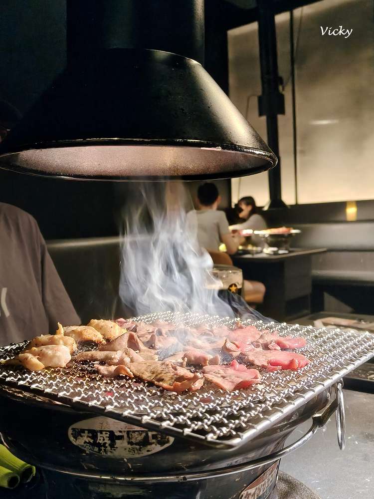台南燒肉︱灼花燒肉Hibana × 深煙酒吧Shinen：美術館旁，暗黑系質感與白色夢幻甜點的強烈對比！
