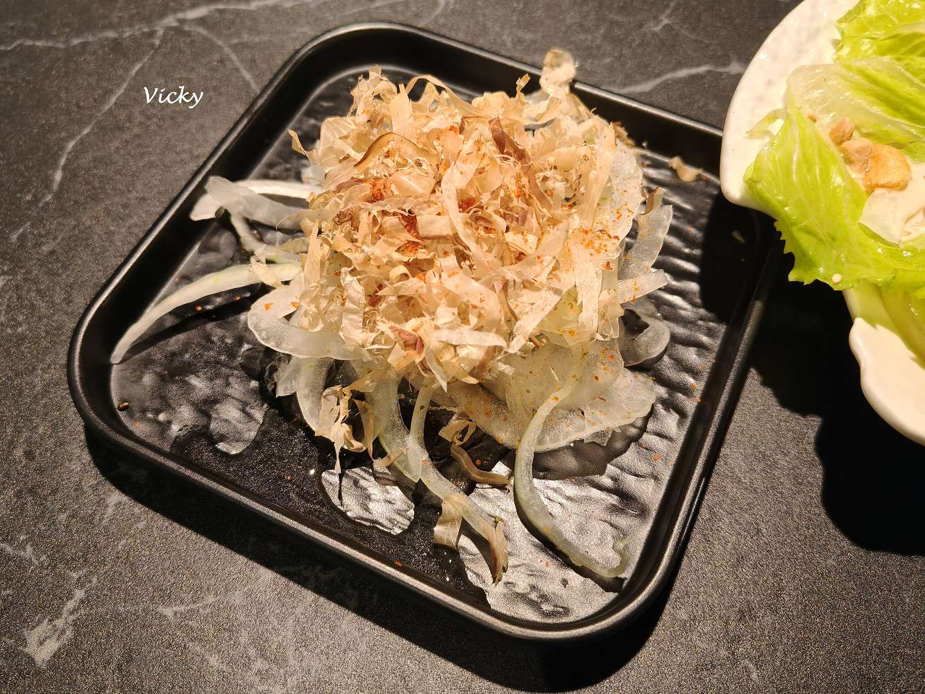 台南燒肉︱灼花燒肉Hibana × 深煙酒吧Shinen：美術館旁，暗黑系質感與白色夢幻甜點的強烈對比！