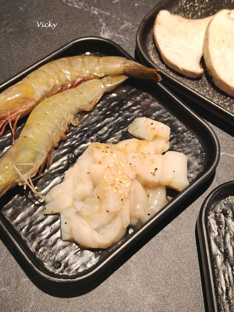 台南燒肉︱灼花燒肉Hibana × 深煙酒吧Shinen：美術館旁，暗黑系質感與白色夢幻甜點的強烈對比！