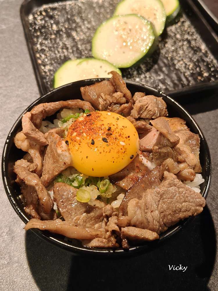 台南燒肉︱灼花燒肉Hibana × 深煙酒吧Shinen：美術館旁，暗黑系質感與白色夢幻甜點的強烈對比！
