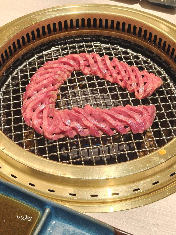 台南燒肉推薦︱老井極上燒肉 台南府前店：試營運大排長龍！30cm 厚切牛舌與極品和牛的頂級饗宴，附菜單
