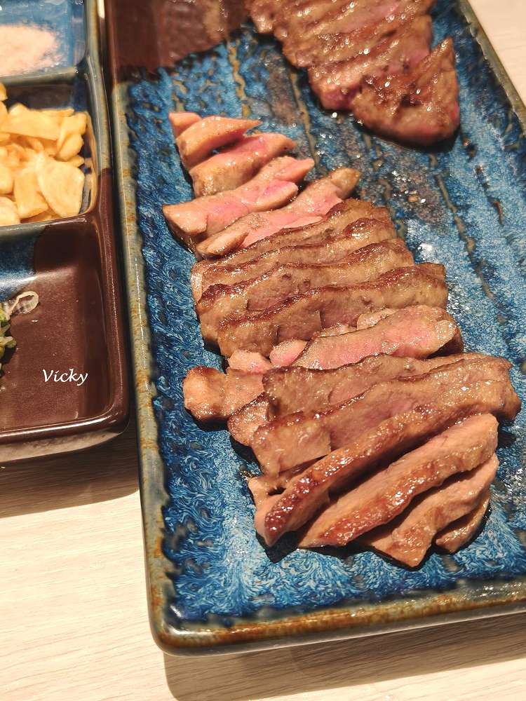 台南燒肉推薦︱老井極上燒肉 台南府前店：試營運大排長龍！30cm 厚切牛舌與極品和牛的頂級饗宴，附菜單