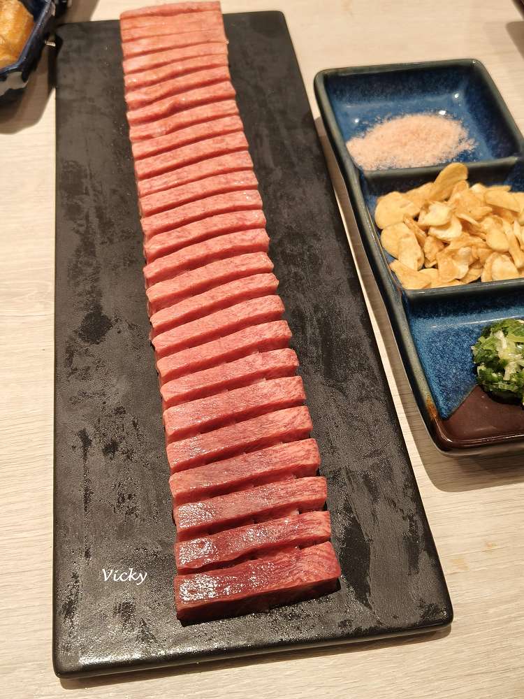 台南燒肉推薦︱老井極上燒肉 台南府前店：試營運大排長龍！30cm 厚切牛舌與極品和牛的頂級饗宴，附菜單