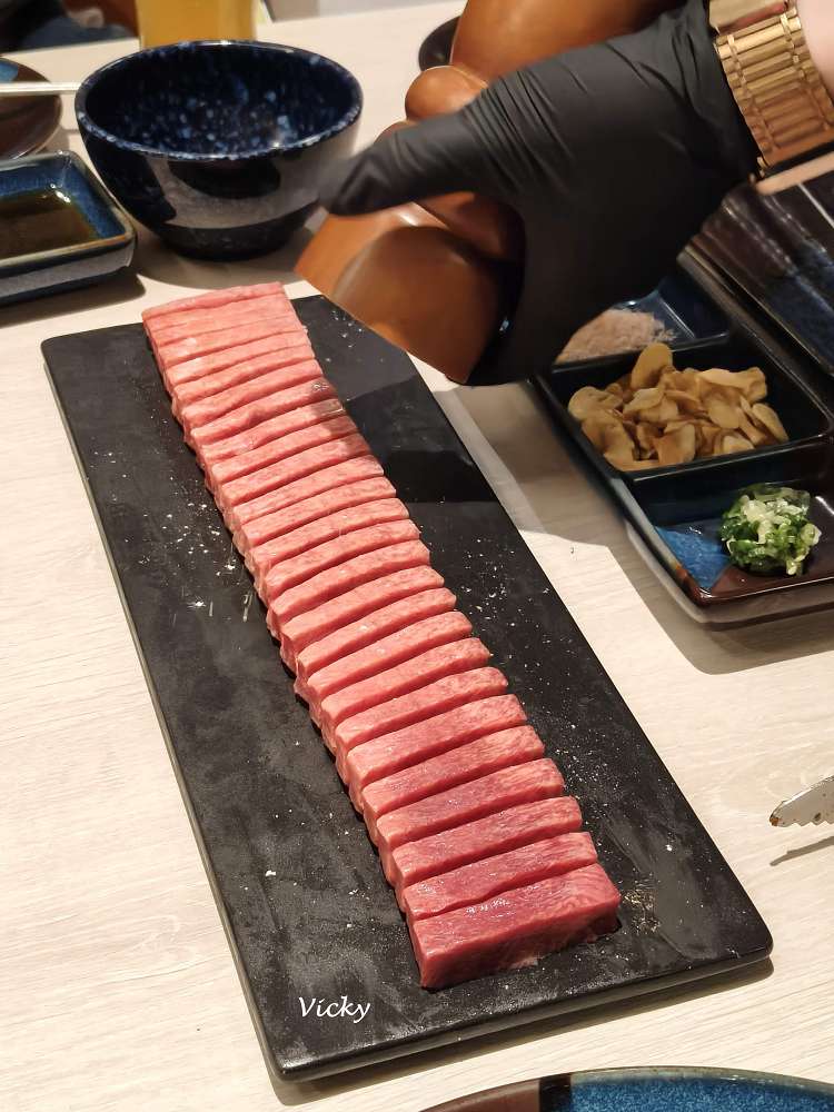台南燒肉推薦︱老井極上燒肉 台南府前店：試營運大排長龍！30cm 厚切牛舌與極品和牛的頂級饗宴，附菜單